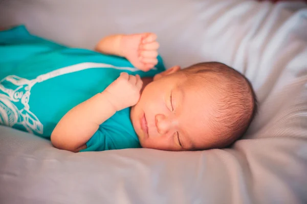 Carino piccolo bambino che dorme — Foto Stock