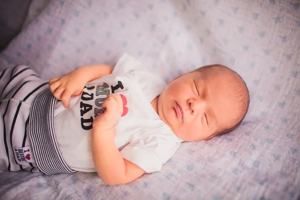 Carino piccolo bambino che dorme — Foto Stock