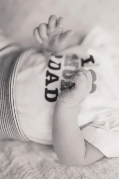 Народження дитини руки — стокове фото