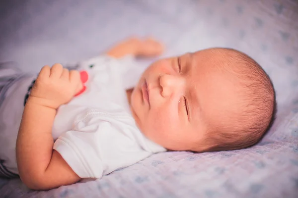 Niedliches kleines Baby schläft — Stockfoto