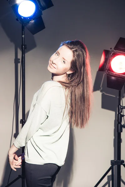 Frau posiert in Lichtblitzen — Stockfoto