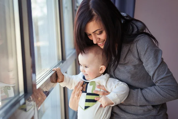 Mor med baby dreng - Stock-foto