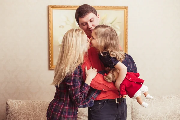 Sonriente familia con hija — Foto de Stock