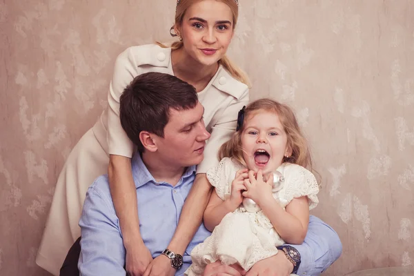 Famiglia sorridente con figlia — Foto Stock