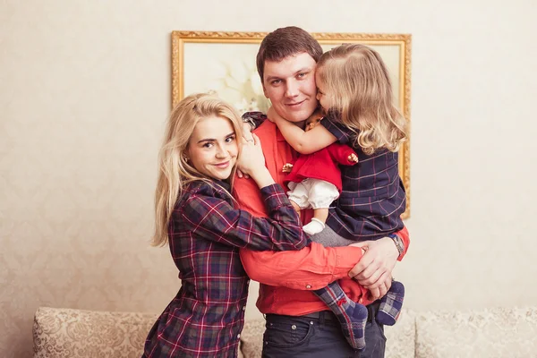 Famiglia sorridente con figlia — Foto Stock