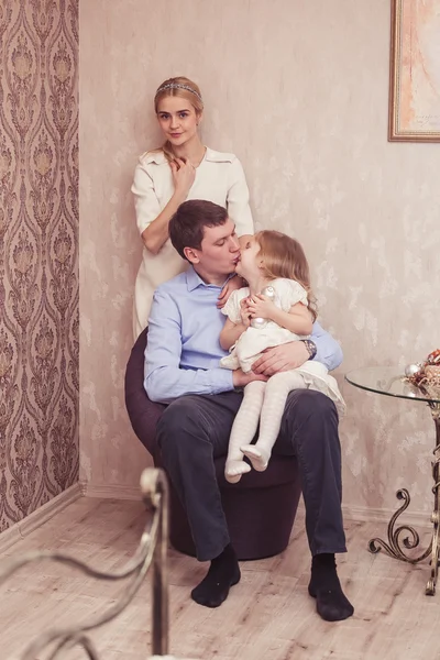 Улыбающаяся семья с дочерью — стоковое фото