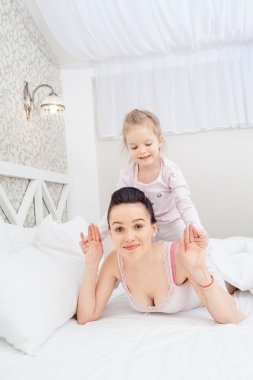 Anne ve kızı yataktalar.