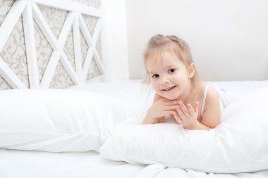küçük çocuk kız yumuşak yatakta