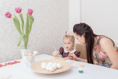 Anne ve kızı ile Paskalya yumurtaları