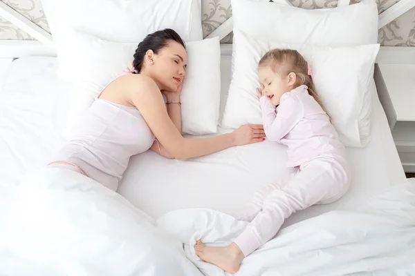 Мать и дочь в постели — стоковое фото
