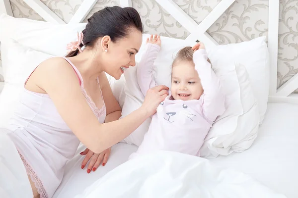 Мати і дочка в ліжку — стокове фото
