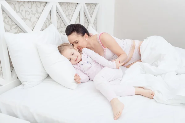 Mãe e filha na cama — Fotografia de Stock