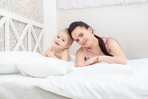 Anya és lánya az ágyban — Stock Fotó
