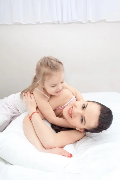 Mãe e filha na cama — Fotografia de Stock