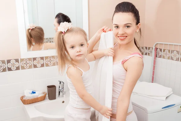 Mother and daughter in bathroom — Stock Photo, Image