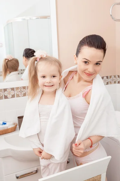 Mor og datter på badet. – stockfoto