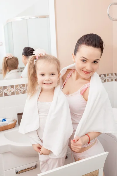 Mother and daughter in bathroom — Stock Photo, Image