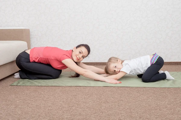 Mama și fiica practicând yoga — Fotografie, imagine de stoc