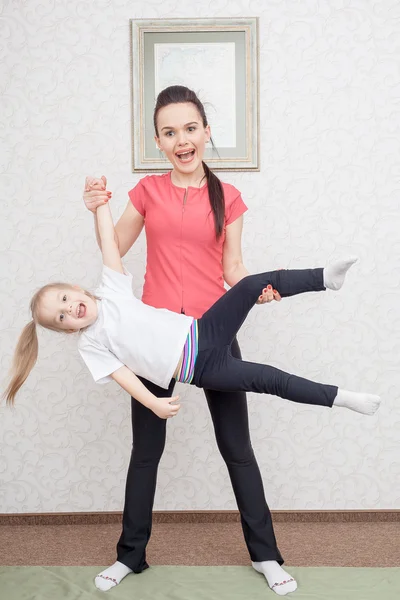 Mère et fille à la maison — Photo