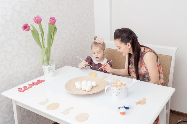 Mother and daughter  with Easter eggs — Stock Photo, Image