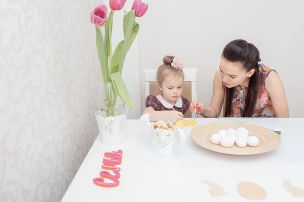 Madre e figlia con uova di Pasqua — Foto Stock