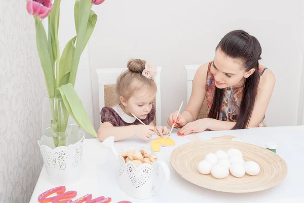 Mother and daughter  with Easter eggs — Stock Photo, Image