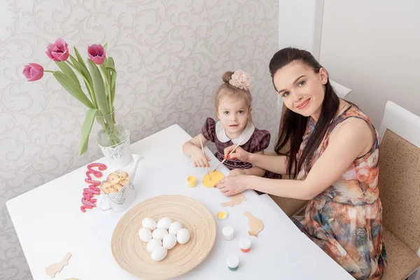 Mother and daughter  with Easter eggs — Stock Photo, Image