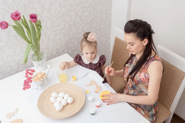 Anne ve kızı ile Paskalya yumurtaları — Stok fotoğraf