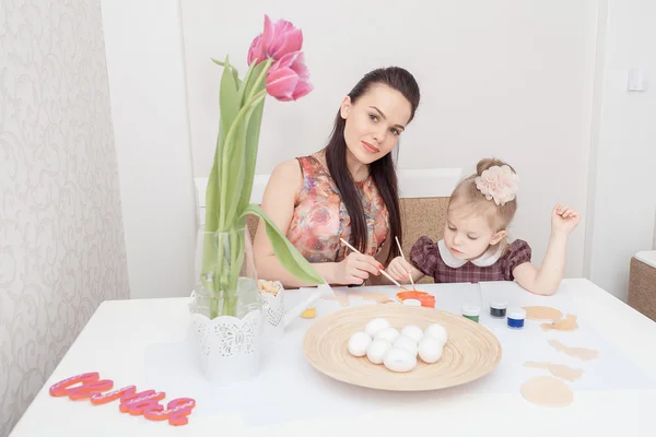 Matka a dcera s velikonoční vajíčka — Stock fotografie