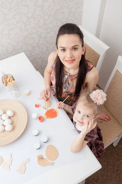 Madre e figlia con uova di Pasqua — Foto Stock