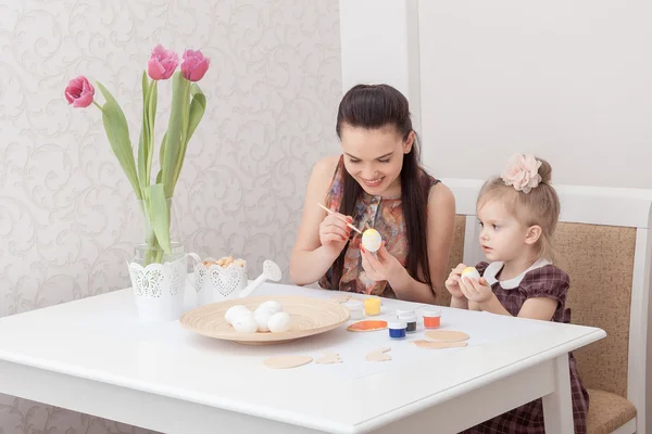 Moeder en dochter met Pasen eieren — Stockfoto