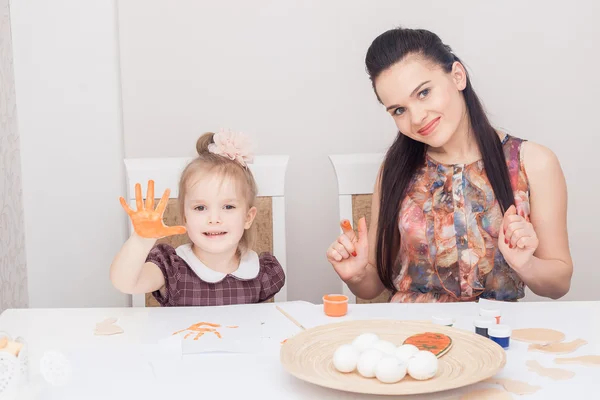 Madre e figlia con uova di Pasqua — Foto Stock