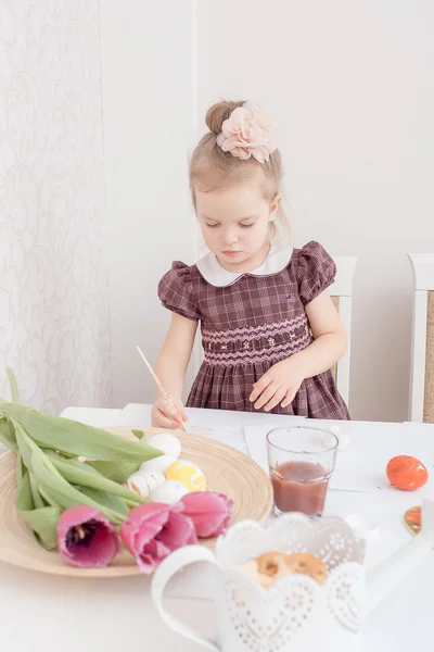 Girl is painting Easter eggs — Stock Photo, Image