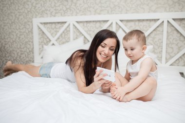 Anne ve oğul yataktalar.