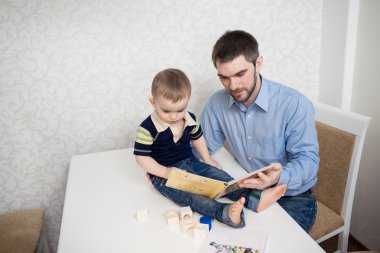 Oğlan ve babası ile kitap