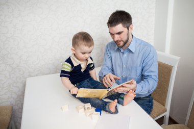 Oğlan ve babası ile kitap