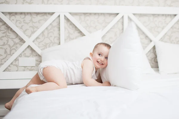 Söt liten pojke i sängen — Stockfoto