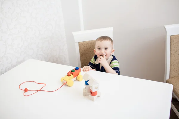 Carino bambino ragazzo con blocchi — Foto Stock