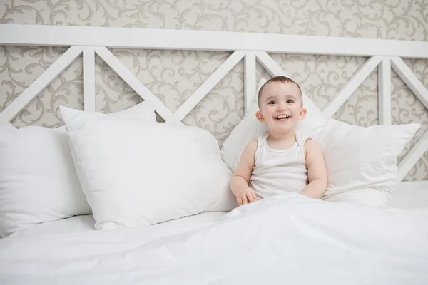 Bonito menino na cama — Fotografia de Stock