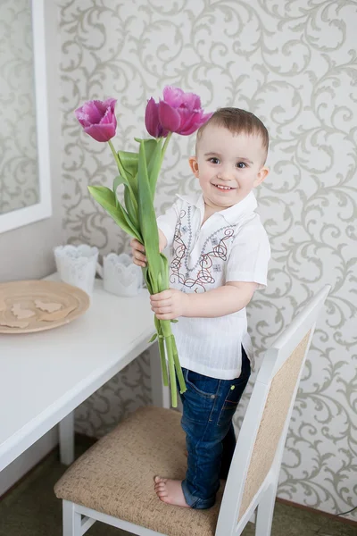Roztomilý chlapeček s tulipánem — Stock fotografie