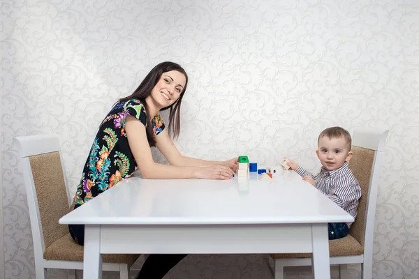 Blokları olan sevimli bir erkek bebek. — Stok fotoğraf