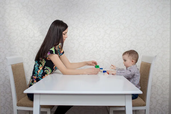 Carino bambino ragazzo con blocchi — Foto Stock