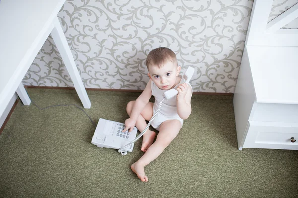 Bambino carino con telefono — Foto Stock