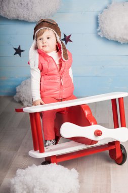 Ahşap oyuncak uçak içinde oturan küçük kız