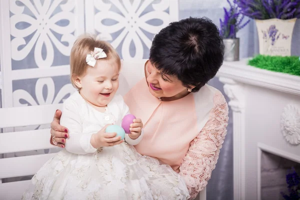 Bambino e nonna con uova di Pasqua — Foto Stock