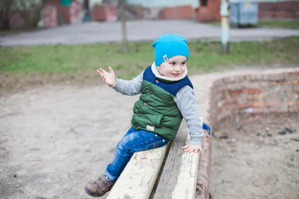 Malý chlapec na hřišti — Stock fotografie