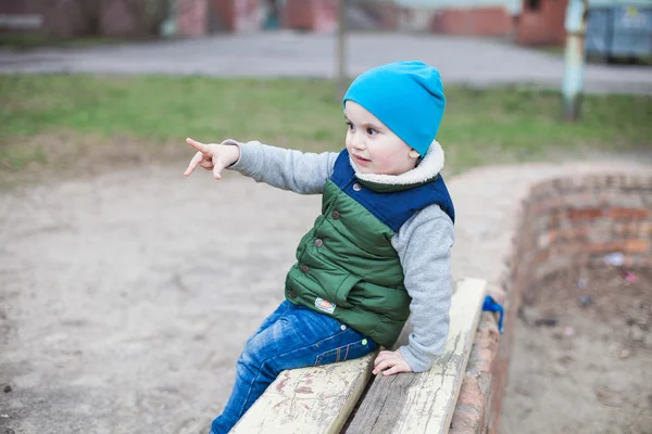Malý chlapec na hřišti — Stock fotografie