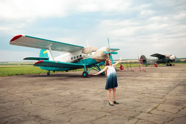 Hamile kadının yanına uçak — Stok fotoğraf