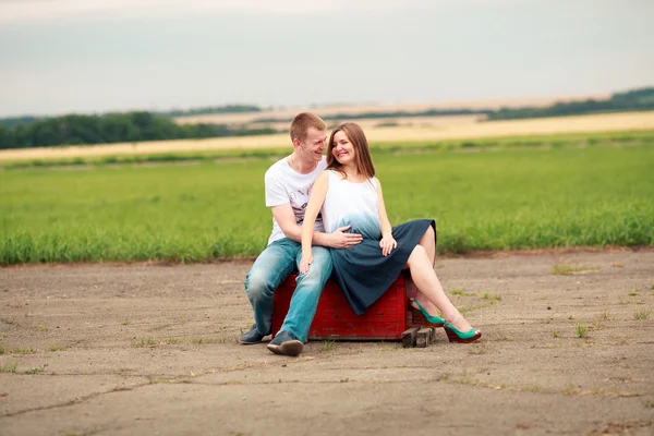 Romantische Momente für schwangere Paare — Stockfoto