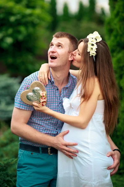 Feliz e jovem casal grávida na natureza — Fotografia de Stock